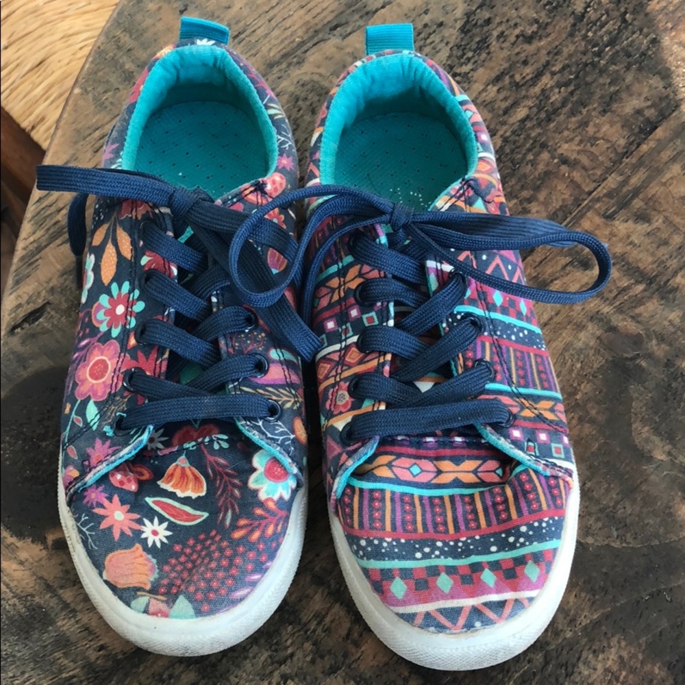Girls Chooze tennis shoes. Size 3